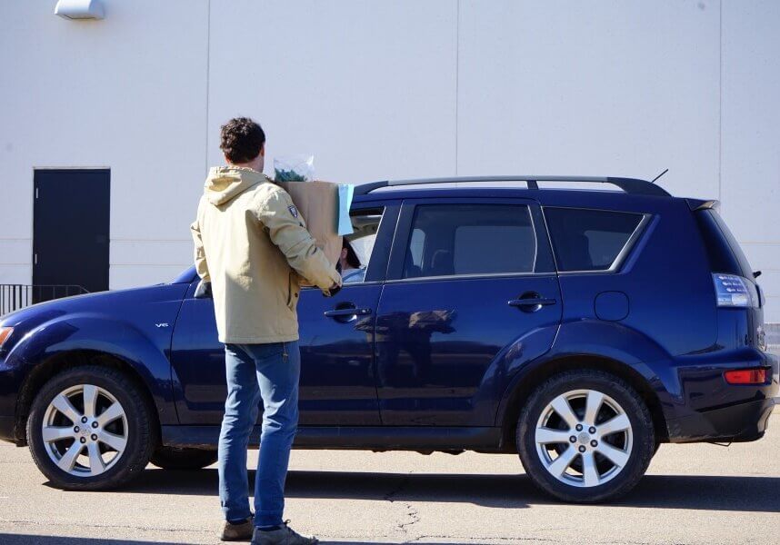 Vaughn Murphy prepares to load groceries into a customer's trunk //photo credit: Cheryl Young/Salty